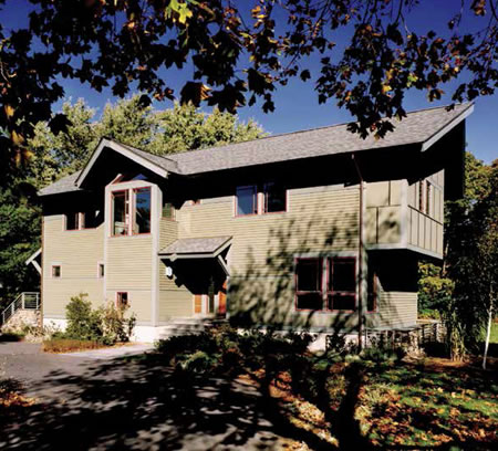 Designed by Paul Lukez Architecture, the Walsh House is located in a suburban tract development in Lexington, Massachusetts. It offers a modern update to the neighborhood’s 1950’s split-level homes, integrating the residence with neighboring houses while 