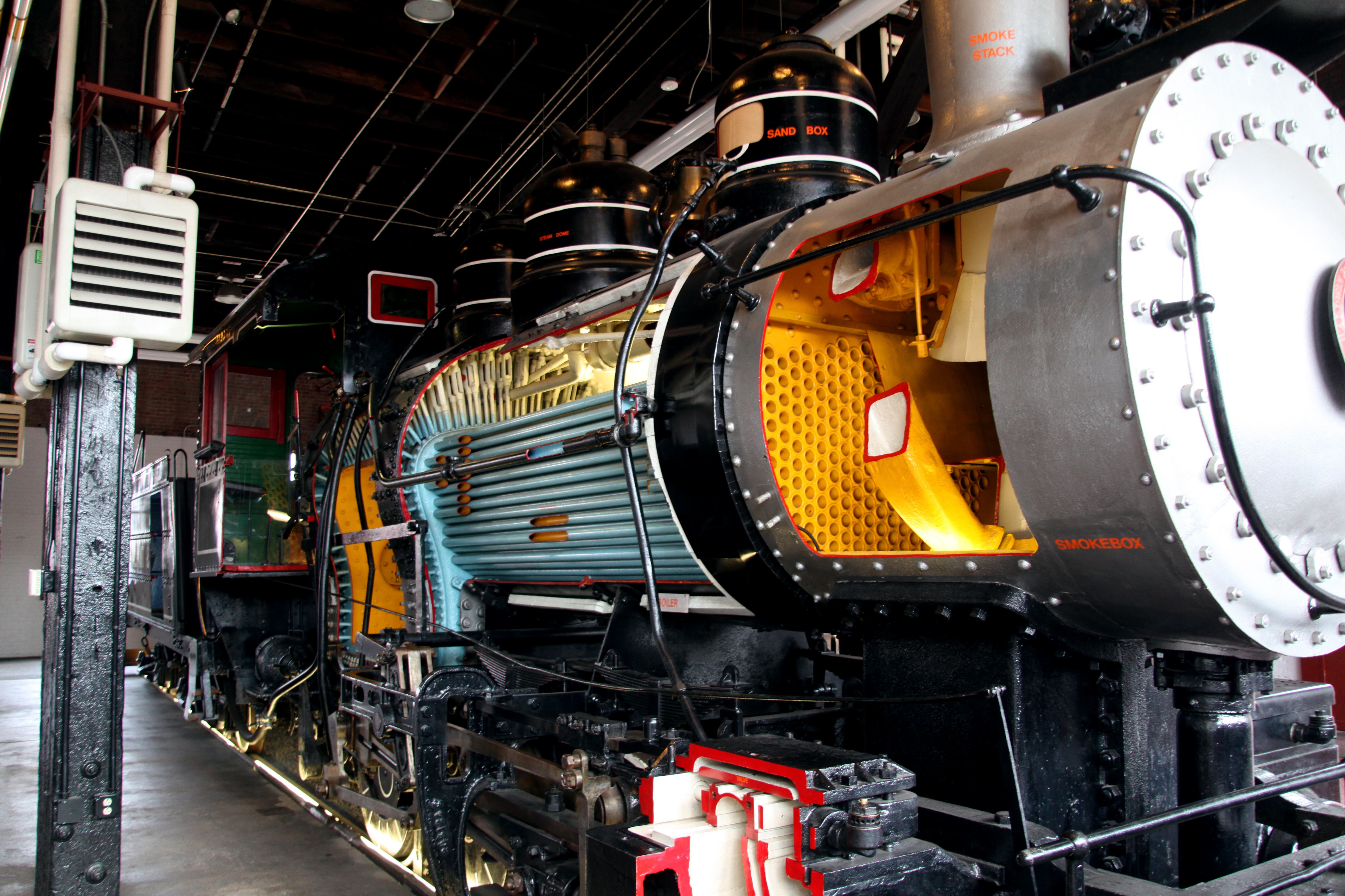 A cutaway of a locomotive showing all the interworkings. 