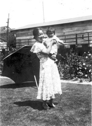 Photo of Otsuka's mother & grandmother