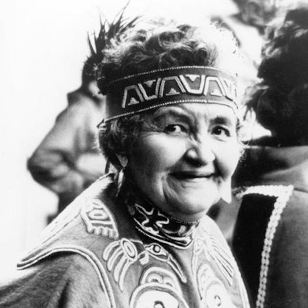 A wsoman in traditionalk Native American dress.