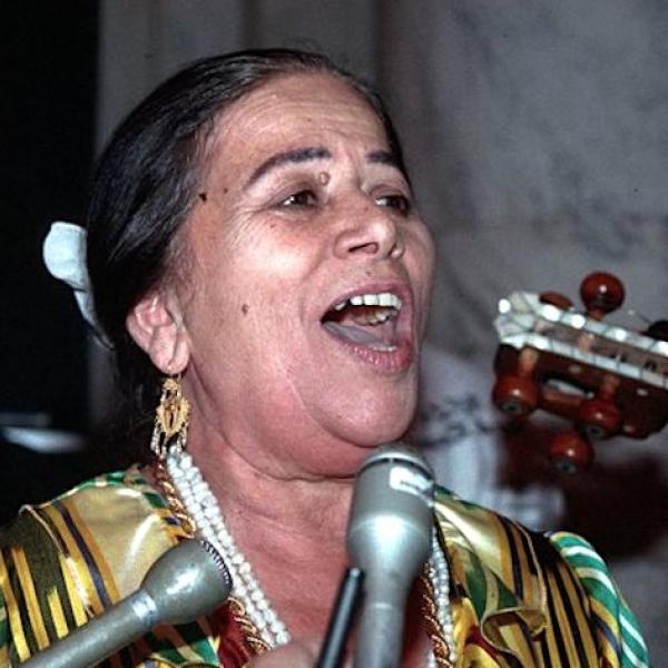 A woamn singing into a microphone.