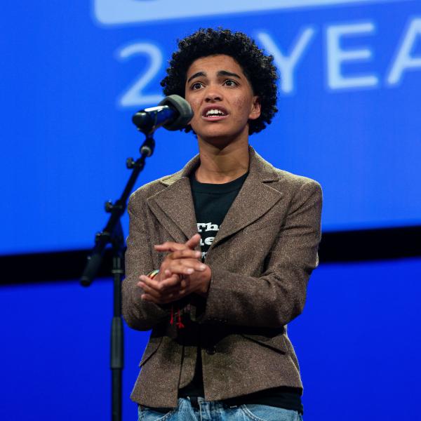 Isavel Mendoza recites behind a microphone