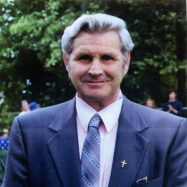 Portrait of man in suit.
