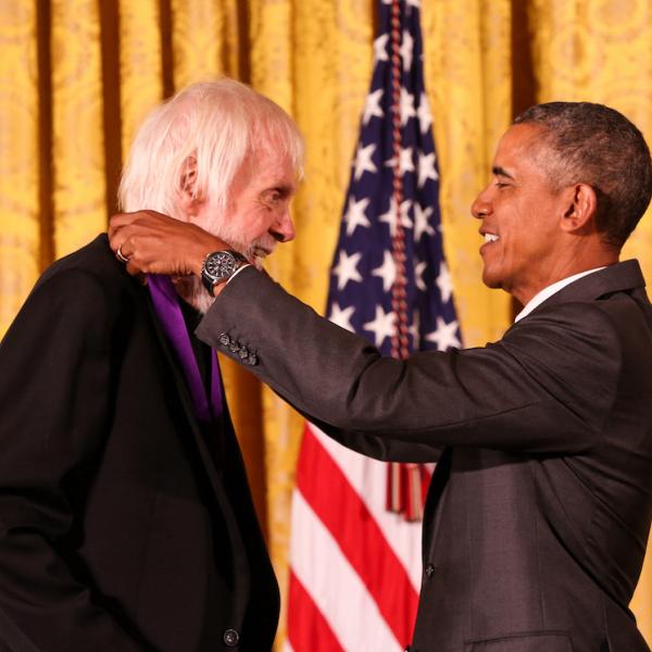 President Obabama places a medal on John Baldessari