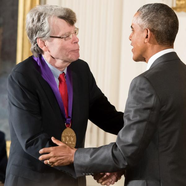 Stephen King recieves his medal from President Obama.