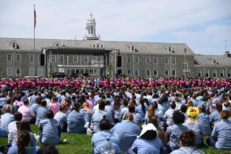 Photo of a large group of prisoners facing a prison