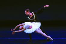 Two dancers in pas de deux