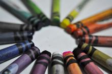 A circle of different colored crayons