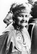 A wsoman in traditionalk Native American dress.