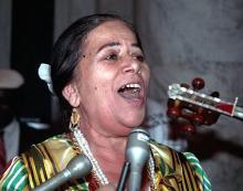 A woamn singing into a microphone.
