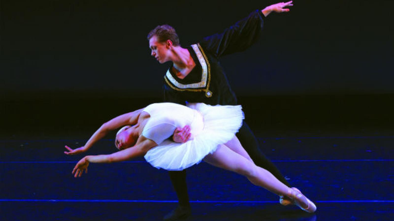 Two dancers in pas de deux