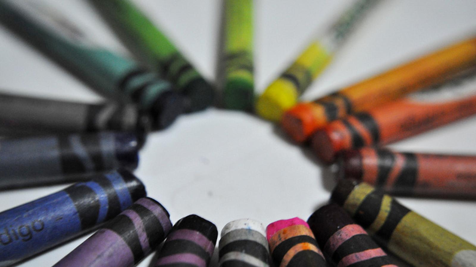 A circle of different colored crayons