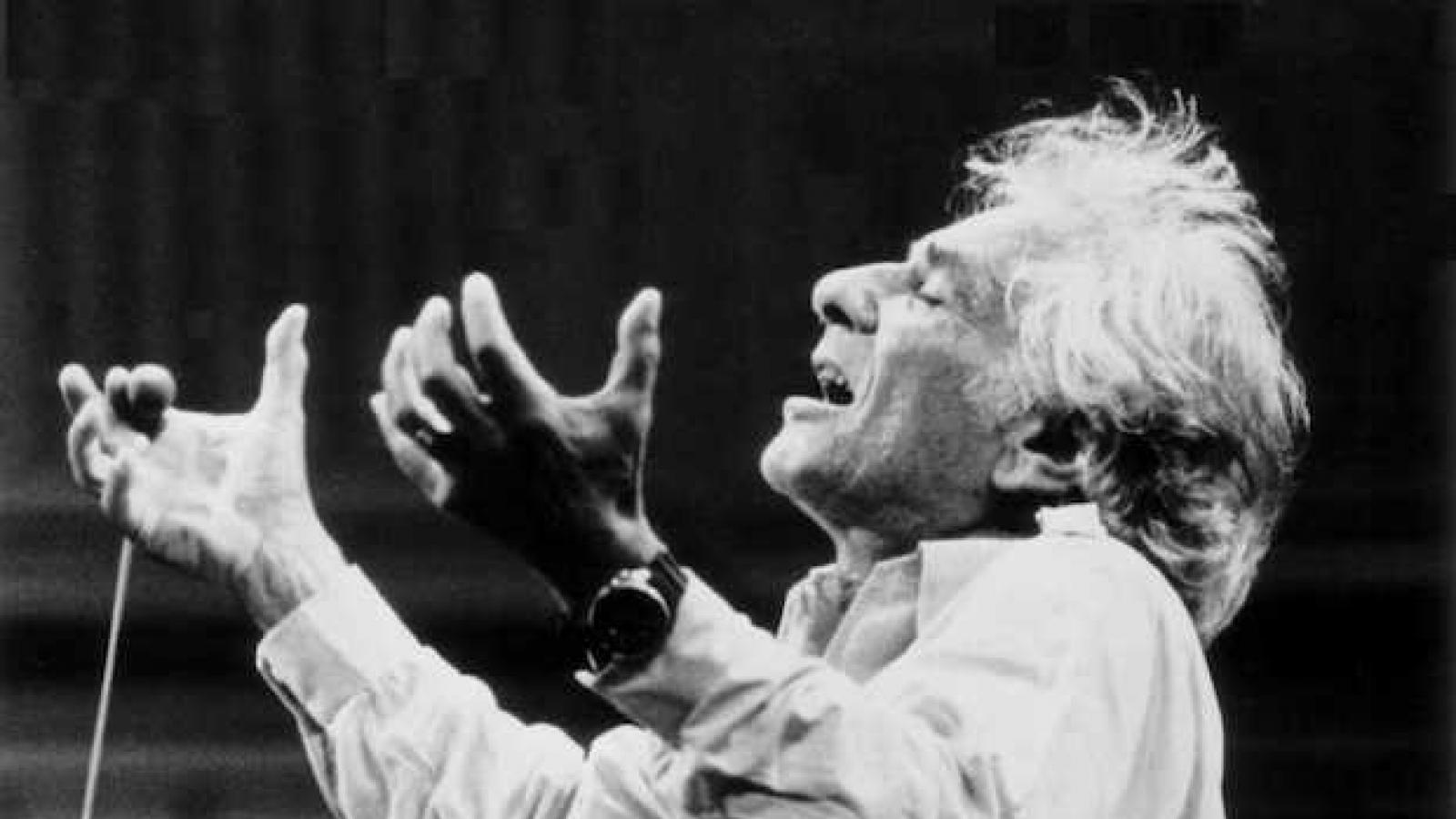 LeonardBernsteinConductinginBW