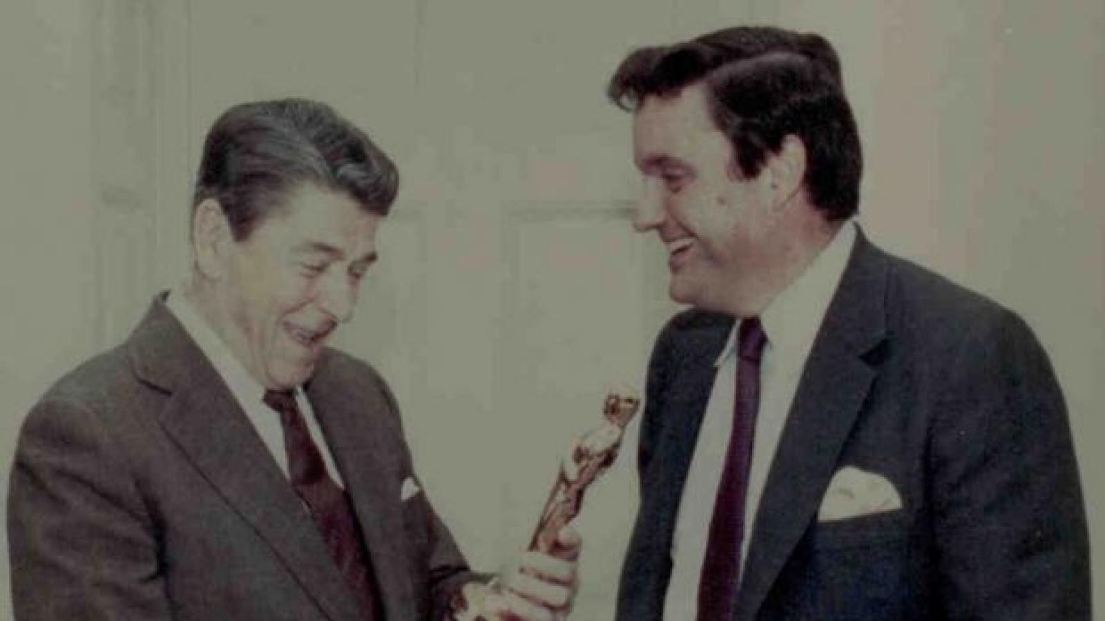 Frank Hodsoll shows Ronald Reagan the honorary Academy Award for the National Endowment for the Arts