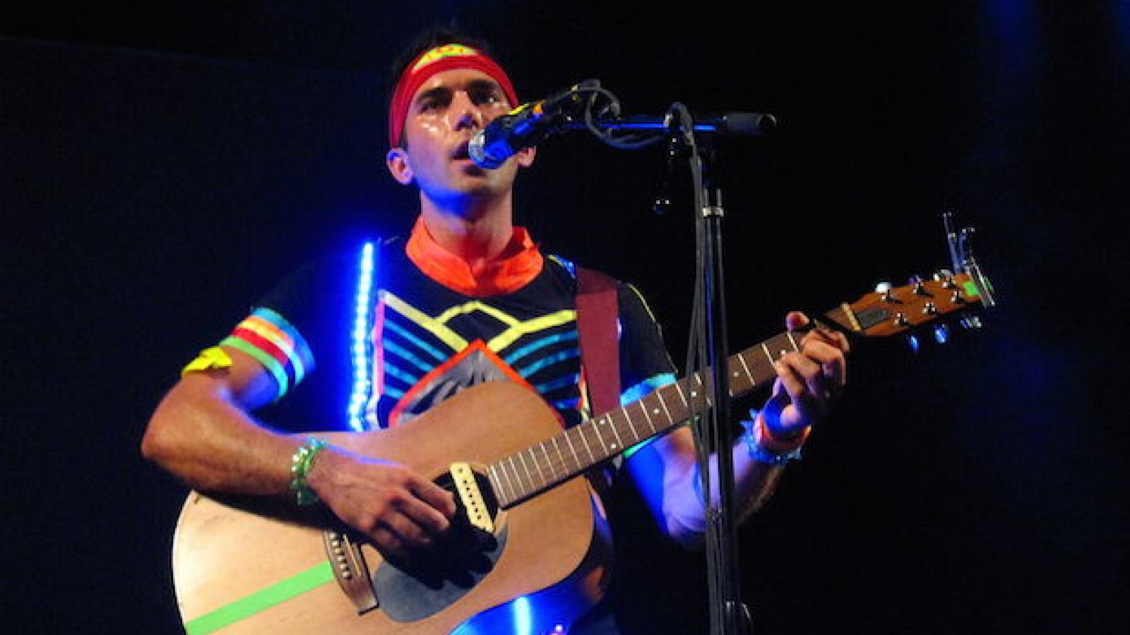 sufjan_stevens_in_LED_suit_performs_live