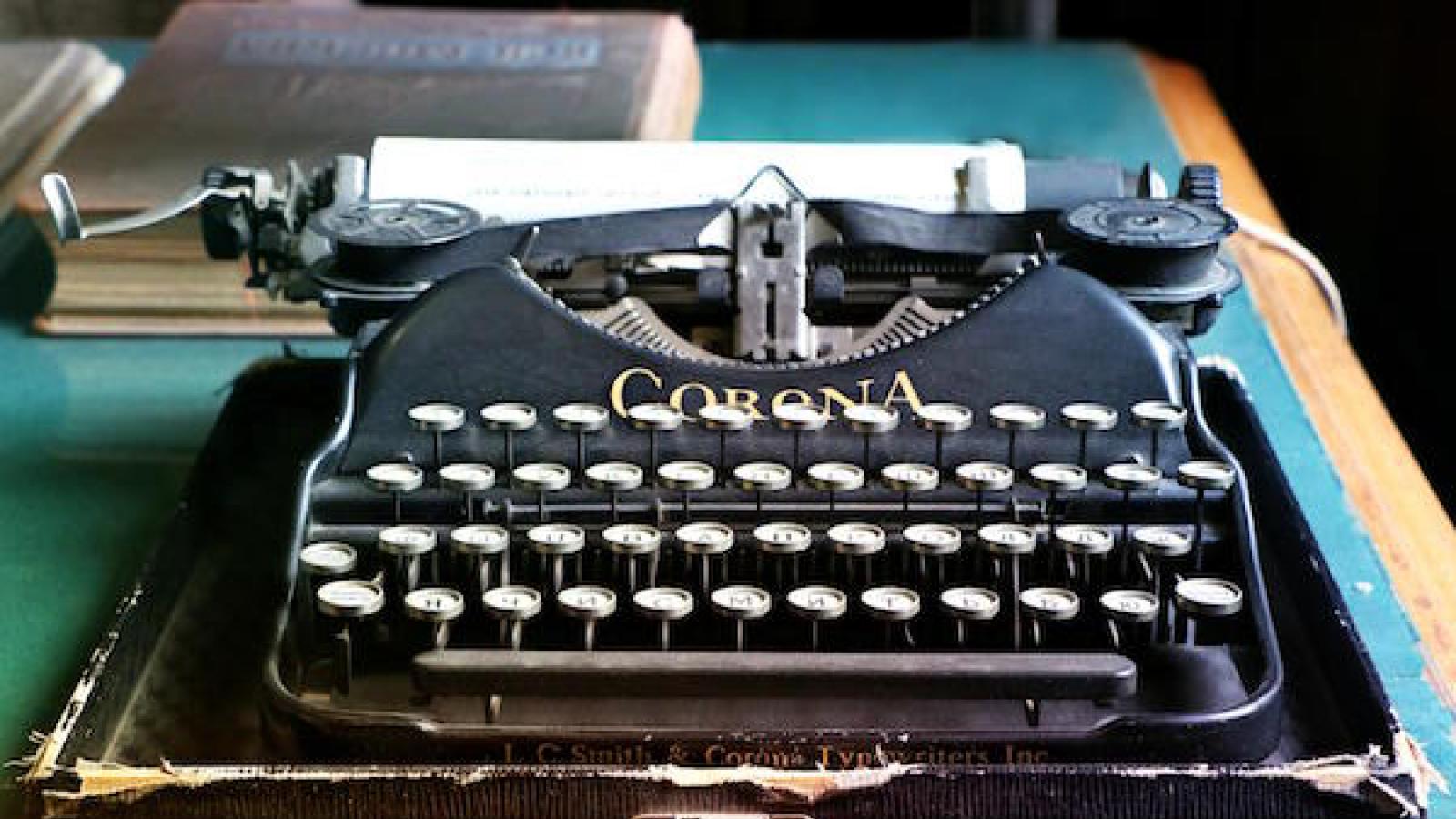 photo of early 20th century Corona manual typewriter
