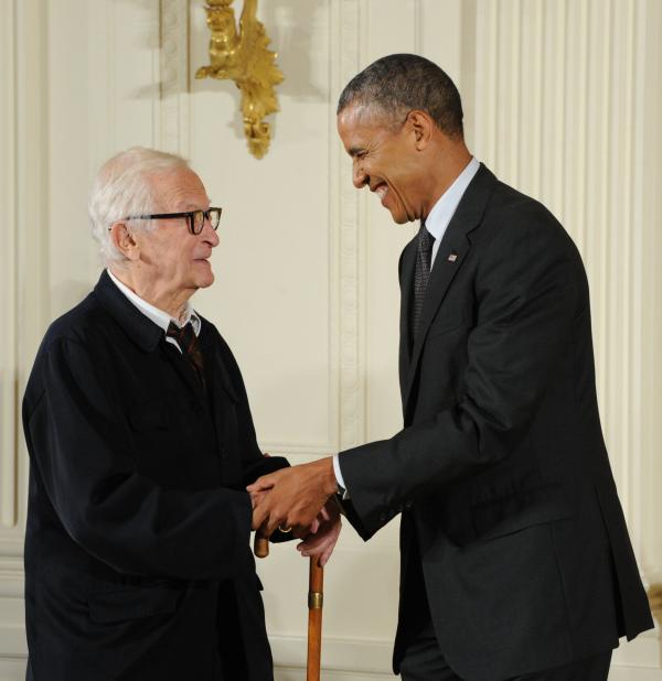 Albert Maysles receving award from Back Obama