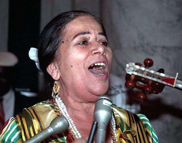 A woamn singing into a microphone.