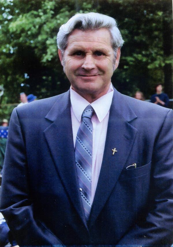 Portrait of man in suit.