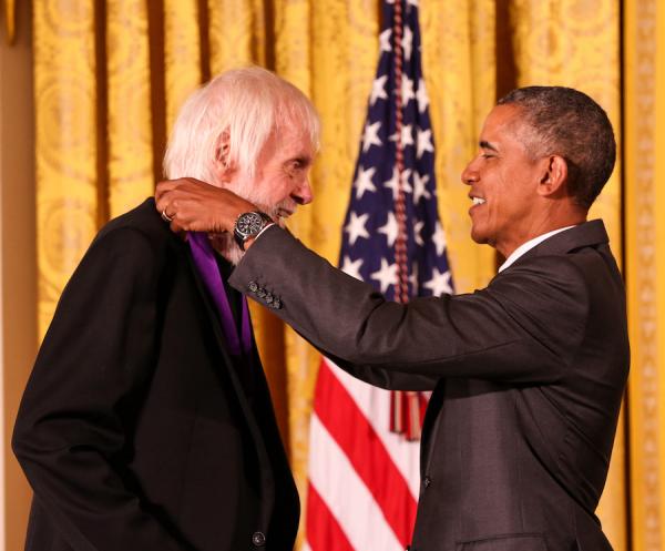 President Obabama places a medal on John Baldessari
