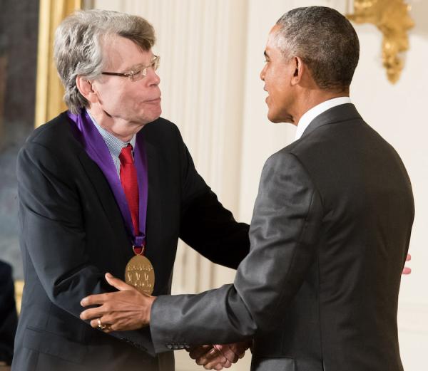 Stephen King recieves his medal from President Obama.